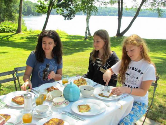 Café da manhã com a Matilde a a Lola, na deliciosa 'Casa do Lago', em Lakeville, estado de Connecticut, nos Estados Unidos